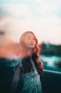 卷发骨感写真图片 卷发骨感写真图片