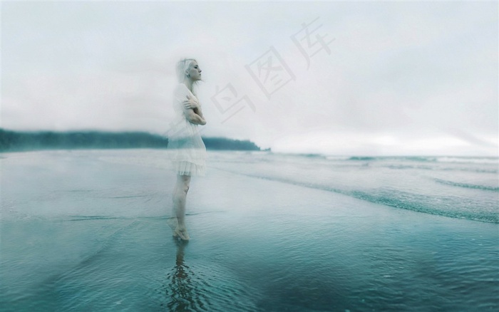 湖面上的幽灵少女