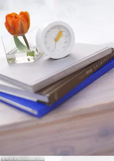 办公桌是的记事本和闹钟