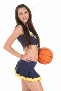 拿着篮球的美女