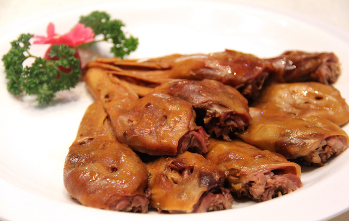 传统美食卤鸭头
