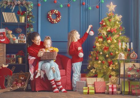 圣诞节室内母亲和她的孩子人物场景圣诞送礼物(47) 圣诞节室内母亲和她的孩子人物场景圣诞送礼物(47)