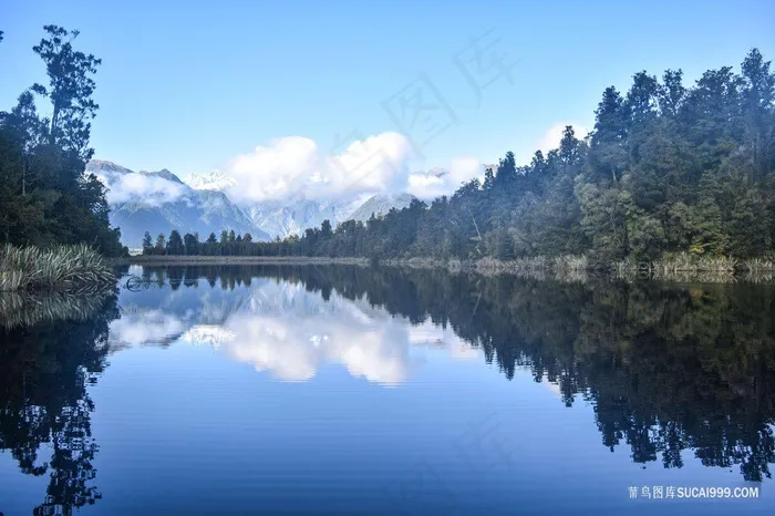 高山森林湖泊景观图片