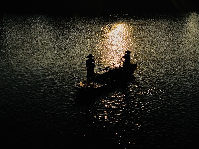 日落渔民捕捞劳作剪影