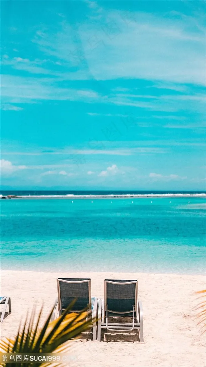 沙滩上休息的椅子图片