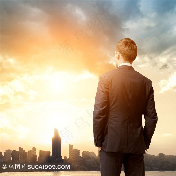 看向远方城市的商务男士