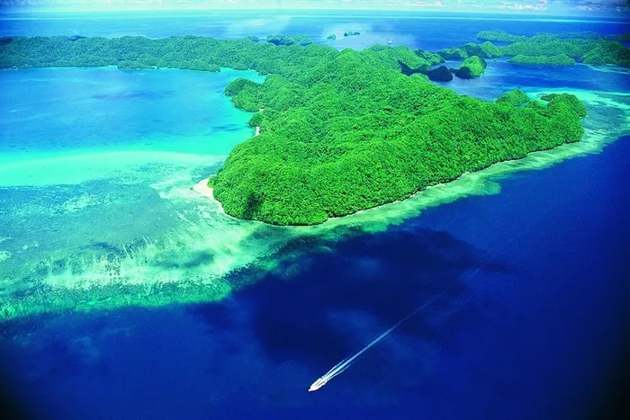 蓝色海面中的岛屿