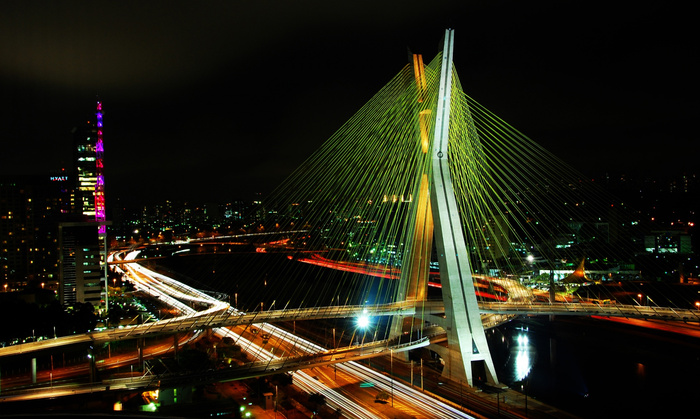 夜空下的立交桥