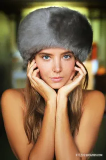 戴着貂皮帽子的欧美美女图片