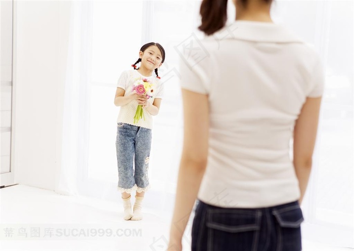 拿着花束的可爱小女孩