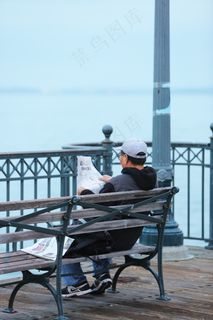 看报男人图片 看报男人图片