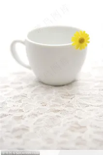 简单生活-咖啡杯上的黄色菊花