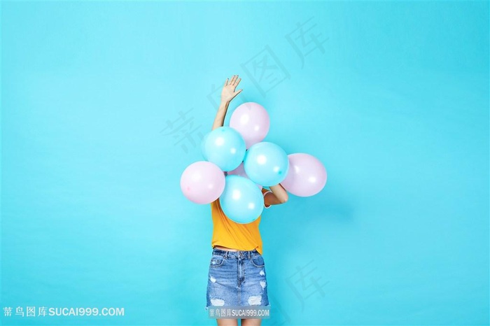青年活力女性手持彩色气球