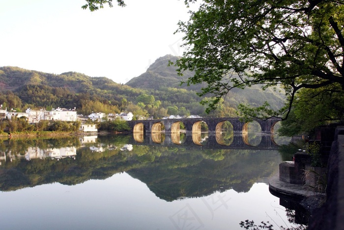 山脚下的石桥河流