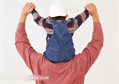 骑在父亲头上的小孩