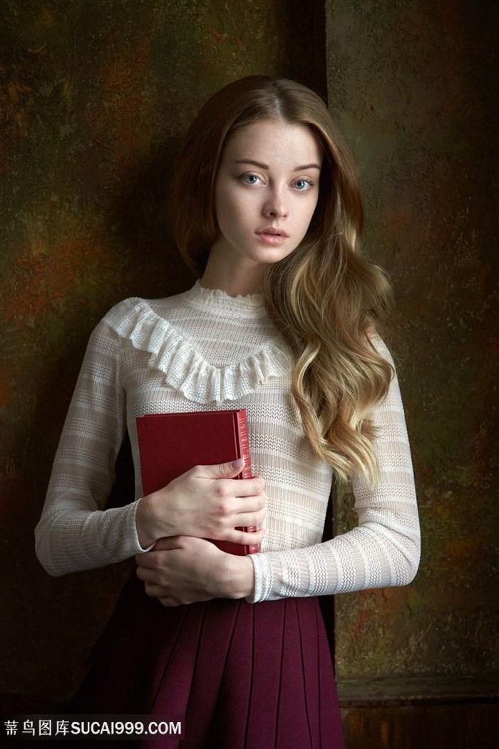 抱着书本的欧美清纯小美女图片