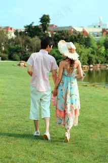 在草地上散步的情侣 在草地上散步的情侣