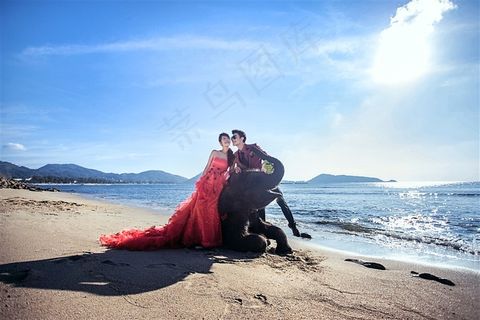 坐在大象身上的情侣 坐在大象身上的情侣