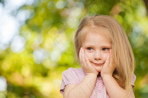 捧着脸的可爱儿童图片