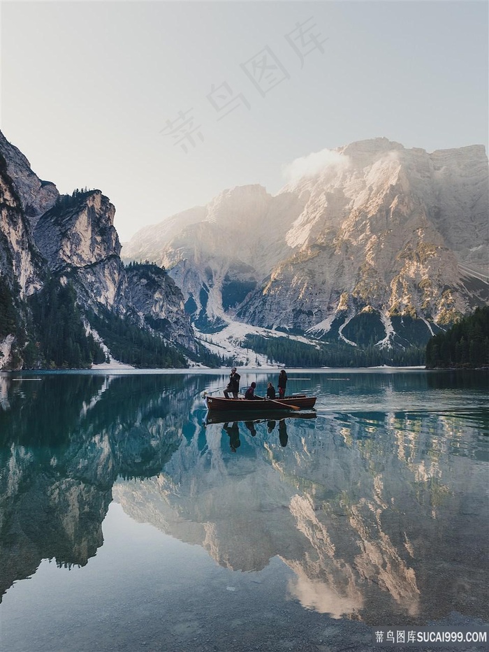 雪山唯美风景私人游船图片