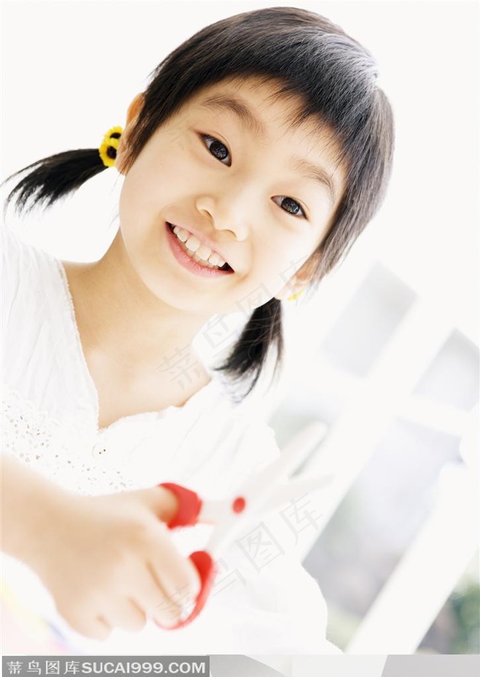 幸福的一家-拿剪刀做手工的小女孩