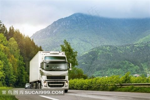 山路上的大卡车图片