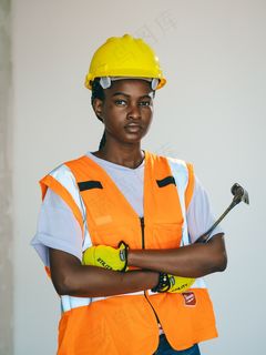 拿着锤子的工程师图片