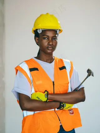 拿着锤子的工程师图片