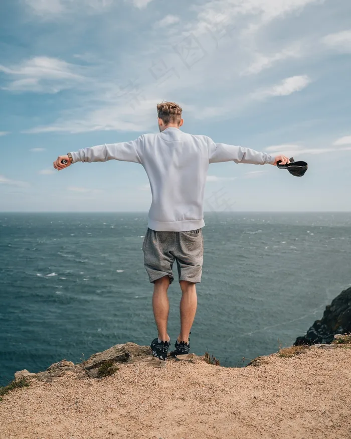 海边放飞自我背影图片