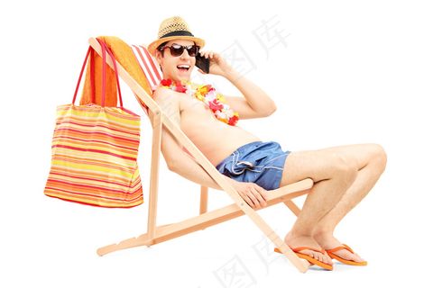 沙滩椅上的帅哥图片