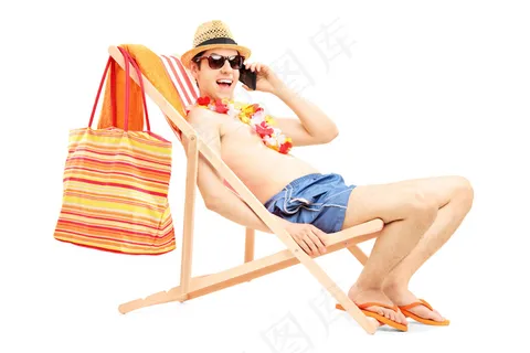 沙滩椅上的帅哥图片