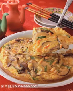 盘子里香菇虾仁馅披萨