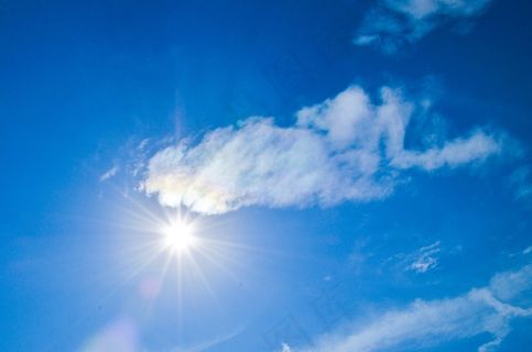 蓝天太阳光照射图片