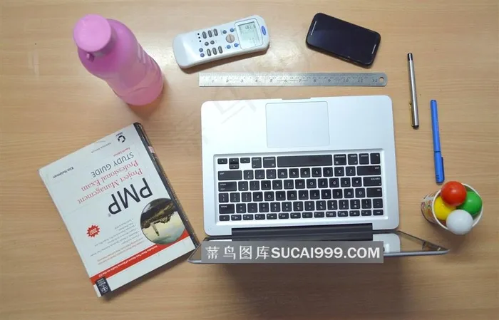 桌面上的电脑和文具