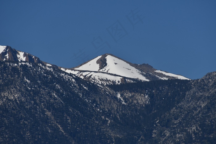 山地雪山景观图片