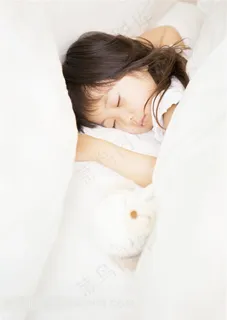 趴在白色枕头上熟睡的小女孩