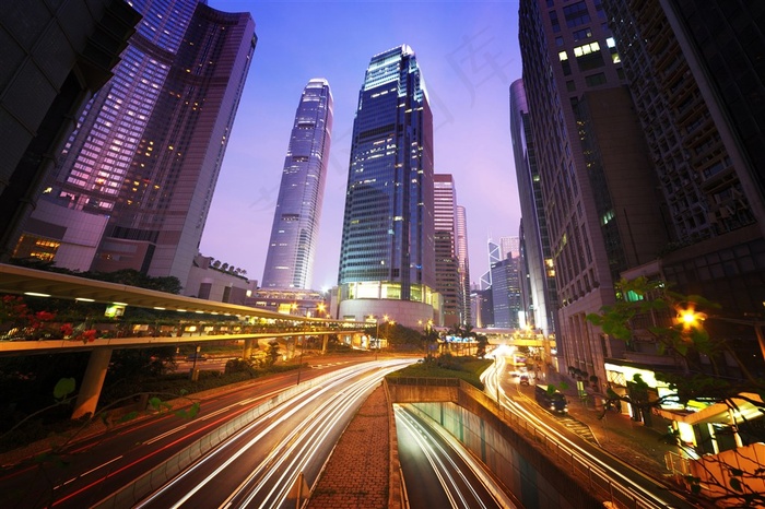 繁华的都市建筑和马路光影景色