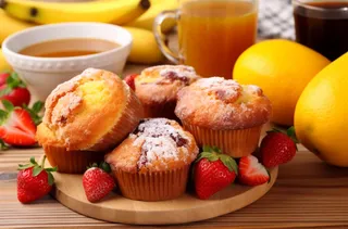 小蛋糕草莓甜点下午茶摄影图