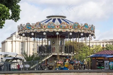 巴黎街景儿童游乐场旋转木马景观