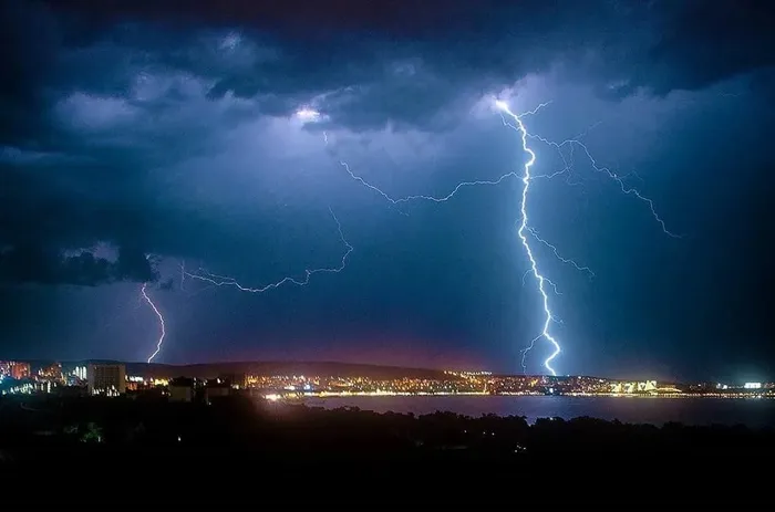 闪电夜晚城市天空漆黑高清背景素材