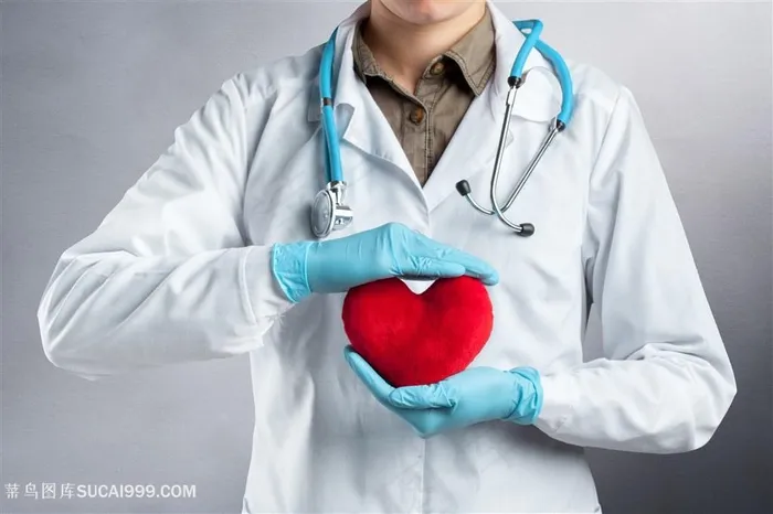 捧红心的白衣天使特写高清图片