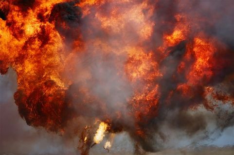 炸弹爆炸火焰烟雾图片