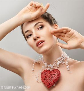 欧美美女爱心项链图片