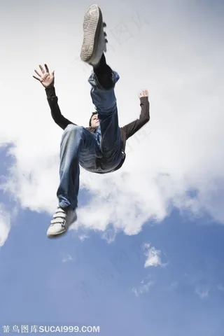 户外运动器材广告素材 跳跃的人物下方特写