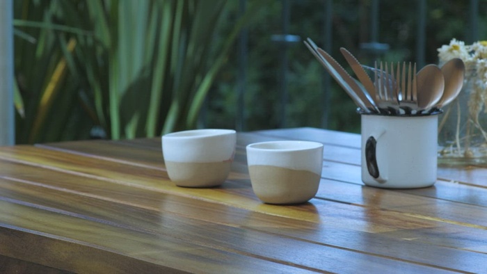 服务员为顾客提供咖啡