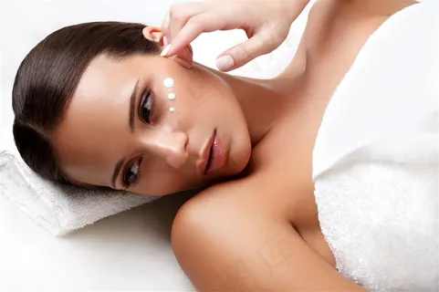 面部按摩的美女图