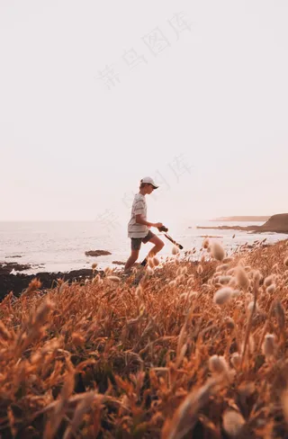 户外小男生身影图片