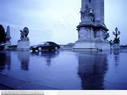 水面映衬下的建筑