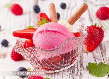 木桌上的草莓蓝莓雪糕配咖啡蛋卷高清摄影图片