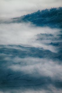 山间云雾缭绕美景图片